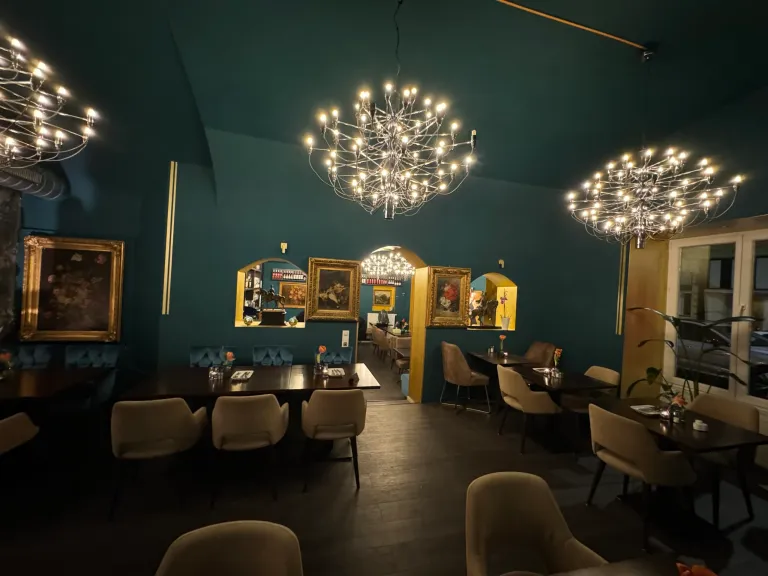 Gemütlicher Gastraum des persischen Restaurants Santoor in Wien